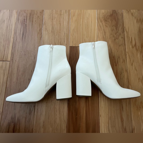NWOT White leather ankle boots - size 8 - Sugar Evvie - Picture 2 of 7